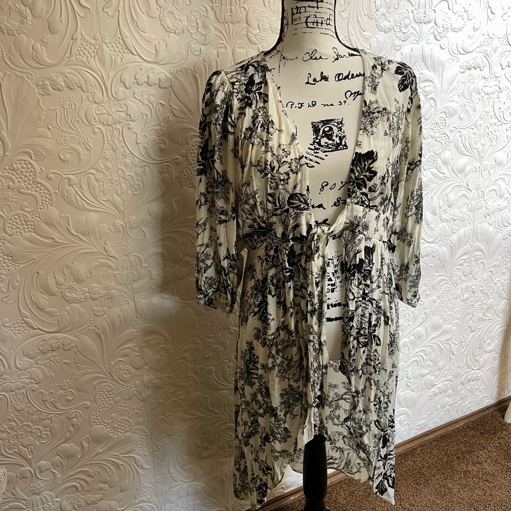 Hi/Lo tie front jacket. Black and white with touch of yellow.